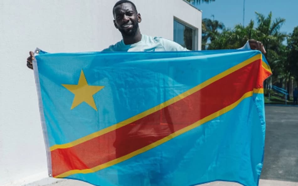 Atacante Bolasie, do Cruzeiro, com bandeira da RD Congo (Reprodução: Instagram/Bolasie)