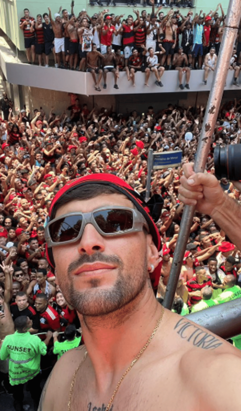 Arrascaeta posa com torcedores do Fla