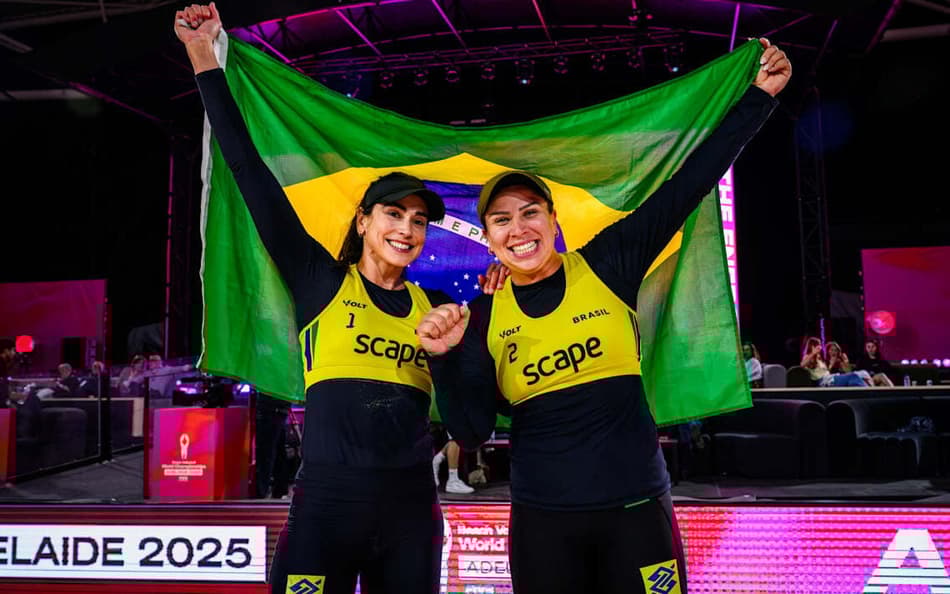 Carol e Rebecca nas semifinais do Mundial de Vôlei de Praia 2025 (Foto: Volleyball Word)