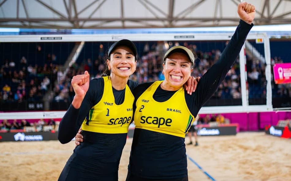 Carol e Rebecca no Mundial de Vôlei de Praia 2025 (Foto: Volleyball World)