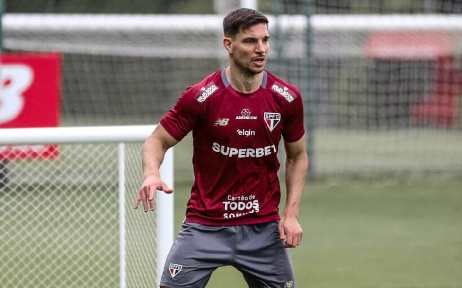Cédric com a camisa do São Paulo