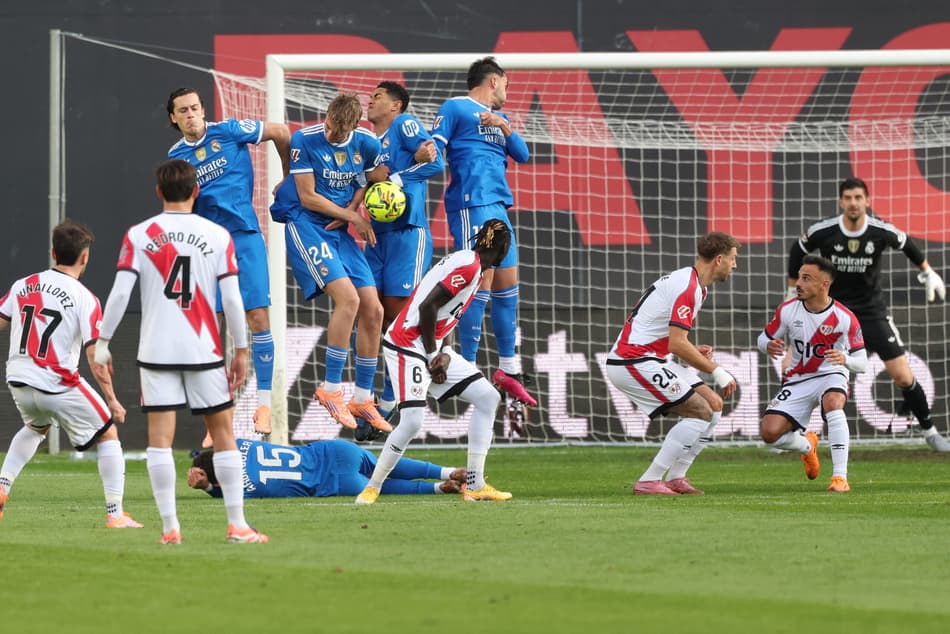 Chute na barreira do Rayo Vallecano no duelo contra o Real Madrid