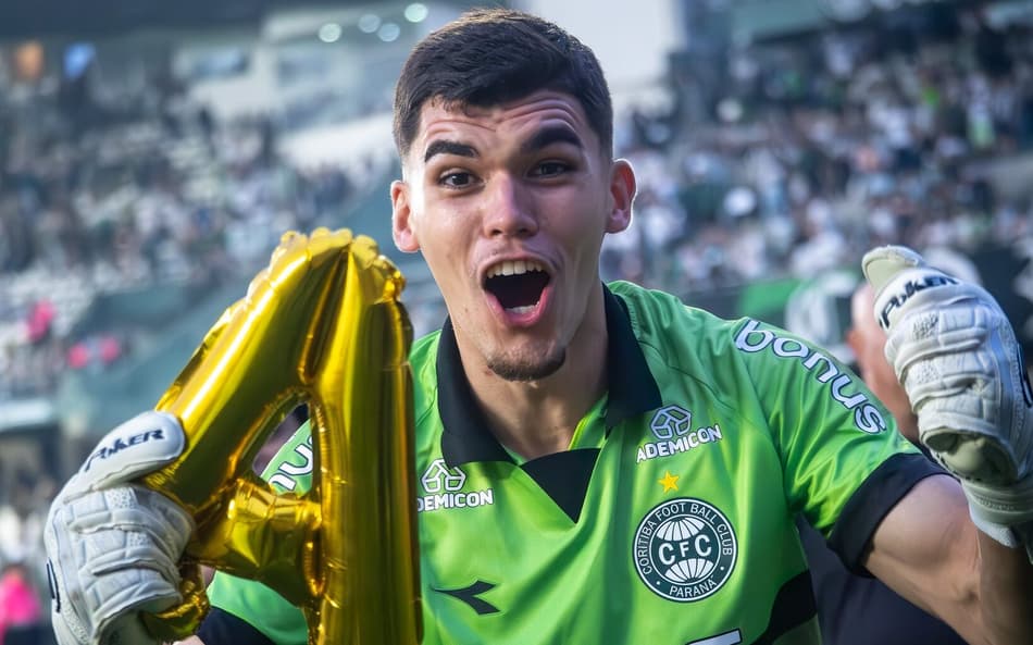 Goleiro do Coritiba comemora acesso para a Série A do Brasileirão