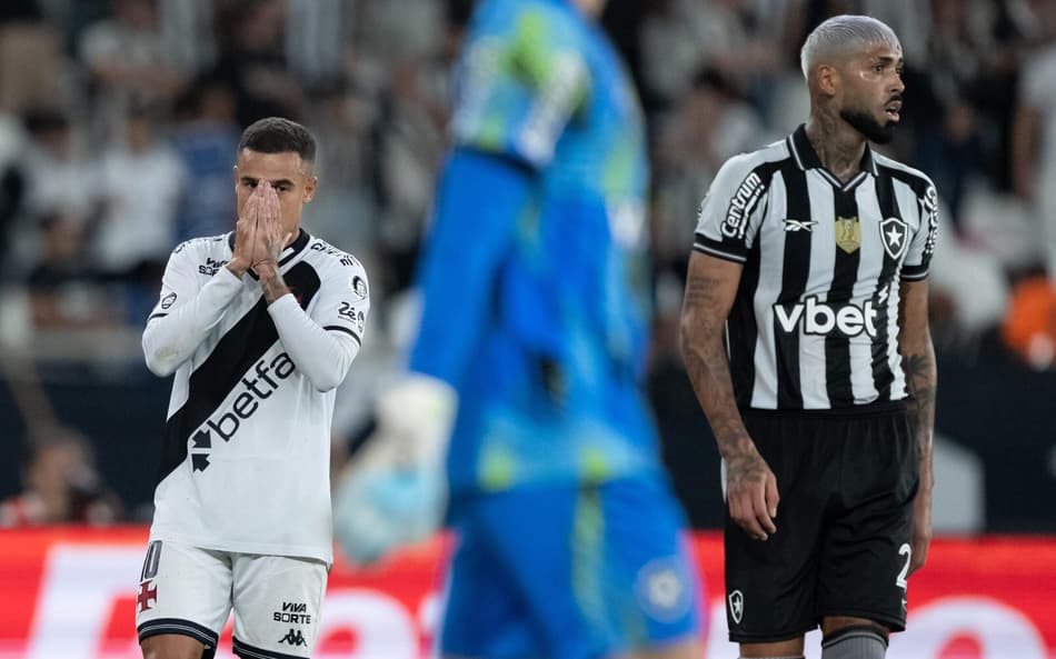 Coutinho jogador do Vasco lamenta durante partida contra o Botafogo