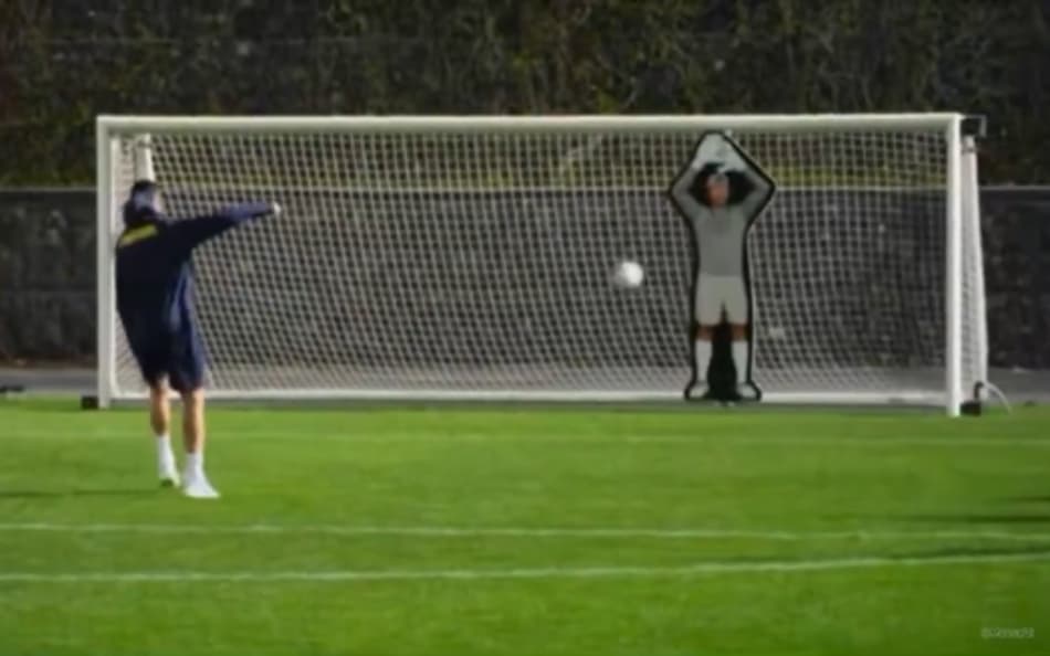 Cristiano Ronaldo no desafio contra o goleiro robô (Foto: Reprodução/A Bola)