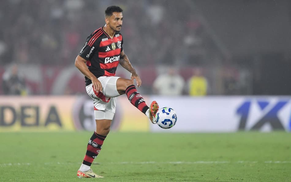 Danilo em campo pelo Flamengo contra o Sport no Brasileirão