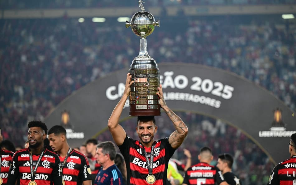Danilo ergue taça da Libertadores - Flamengo campeão da edição 2025