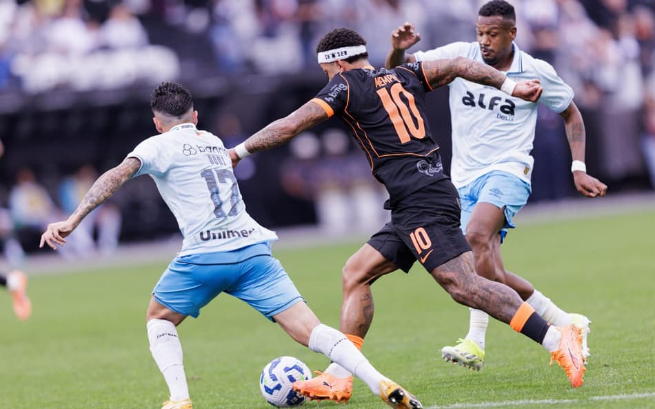 Memphis Depay, jogador do Corinthians, em acão durante partida contra o Grêmio