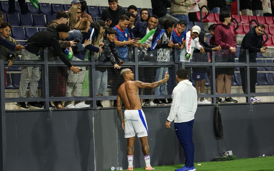 Deyverson tira foto com torcedores rivais na partida entre RB Bragantino e Fortaleza, pelo Brasileirão (Foto: Vitor Vida/Agência F8/Gazeta Press)