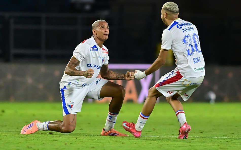 Deyverson celebra vitória do Fortaleza sobre o RB Bragantino, pelo Brasileirão (Foto: Eduardo Carmim/Photo Premium/Gazeta Press)