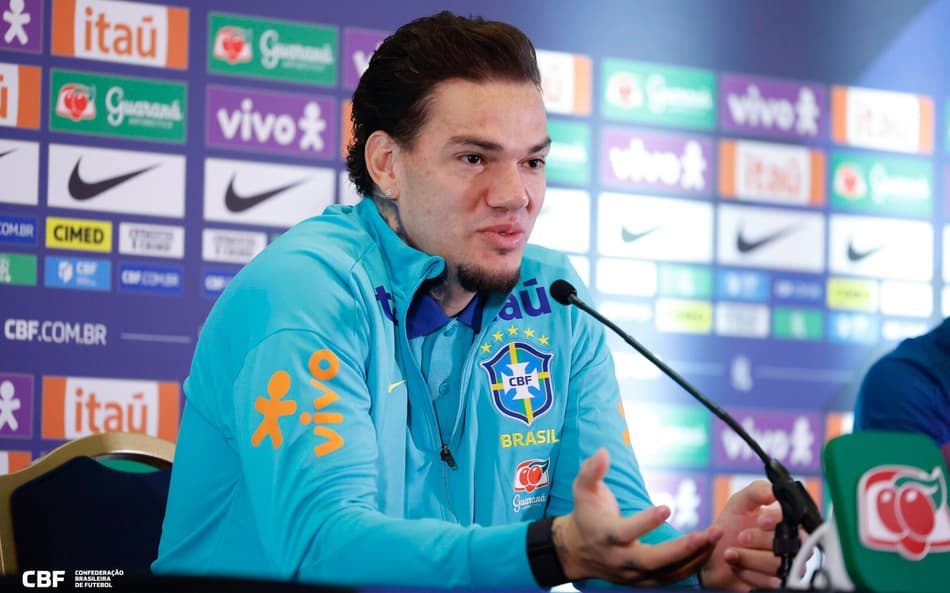 Ederson durante entrevista coletiva com a Seleção Brasileira