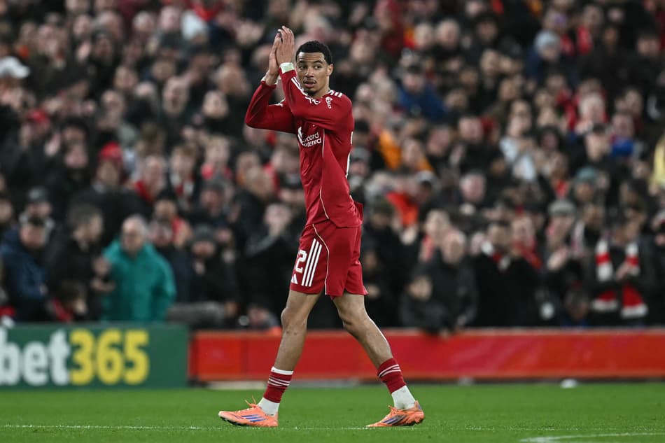 Ekitiké deixando o campo após vitória do Real Madrid