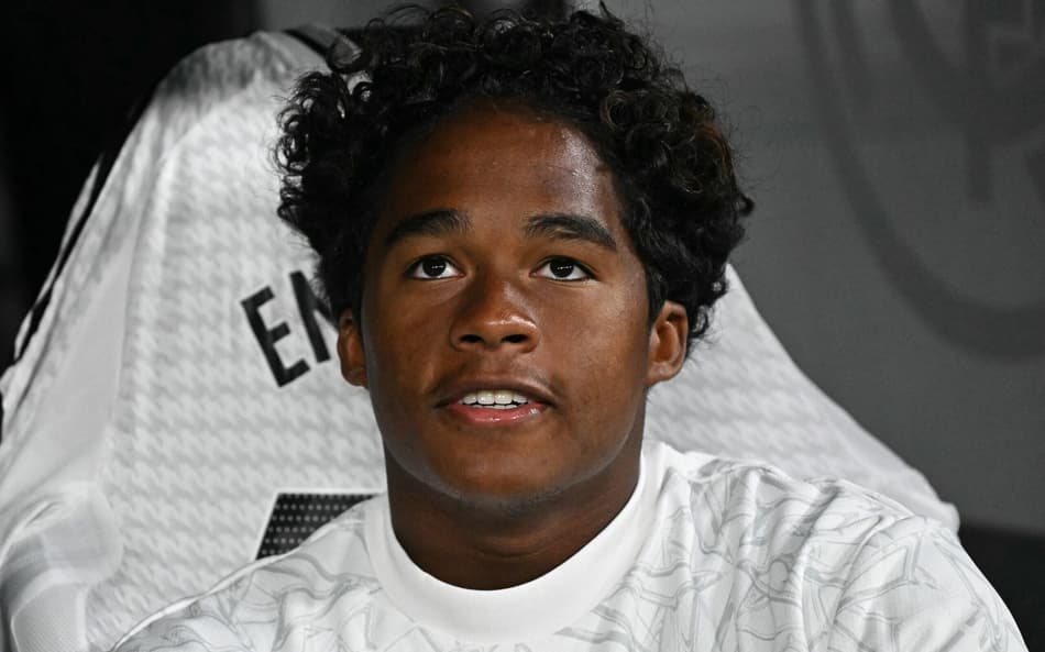 Endrick no banco diante do Alavés, por La Liga (Foto: JAVIER SORIANO/AFP)