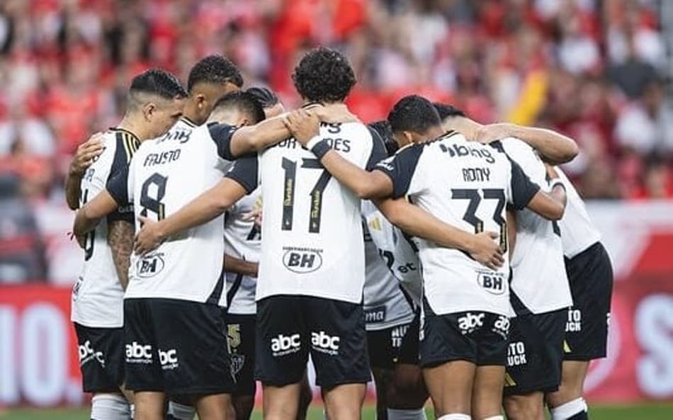 Equipe do Atlético contra o Inter (Foto: Pedro Souza / Atlético