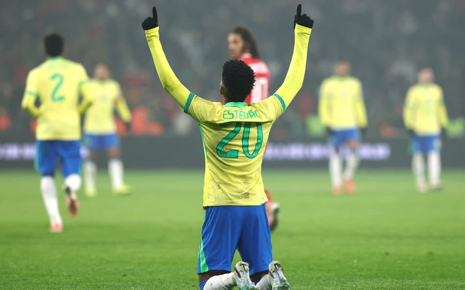 Estêvão em comemoração de gol em Brasil x Tunísia (Foto: Franck Fife/AFP)