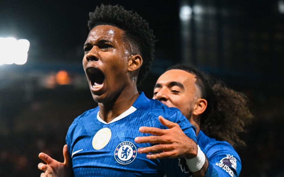 Estêvão comemora gol marcado pelo Chelsea sobre o Liverpool