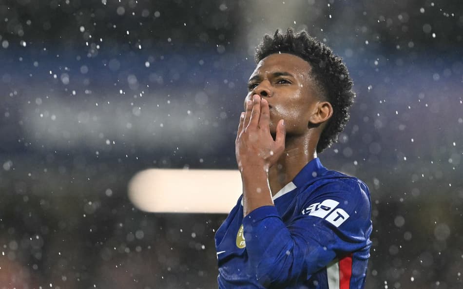 Estevão comemora gol pela Champions (Foto: Glyn KIRK / AFP)