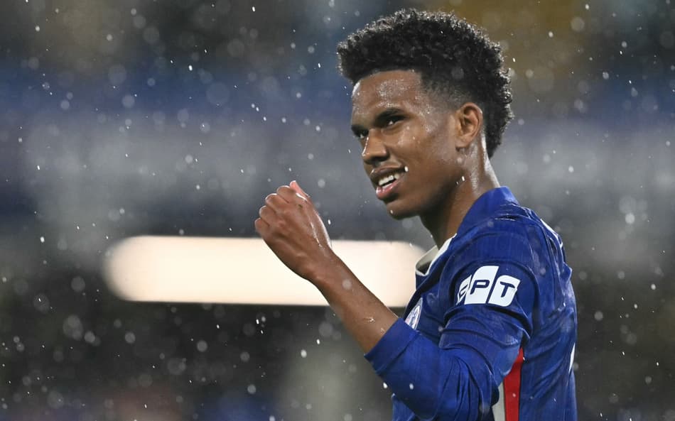 Estêvão comemorando o primeiro gol marcado pela Champions League (Foto: Glyn Kirk/AFP)