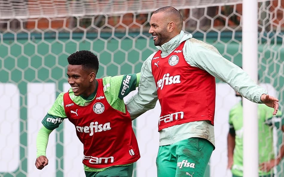 Estêvão e Weverton em treina na Academia de Futebol