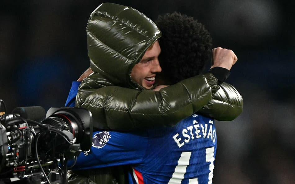 Estêvão é abraçado por Palmer após vitória do Chelsea sobre o Liverpool