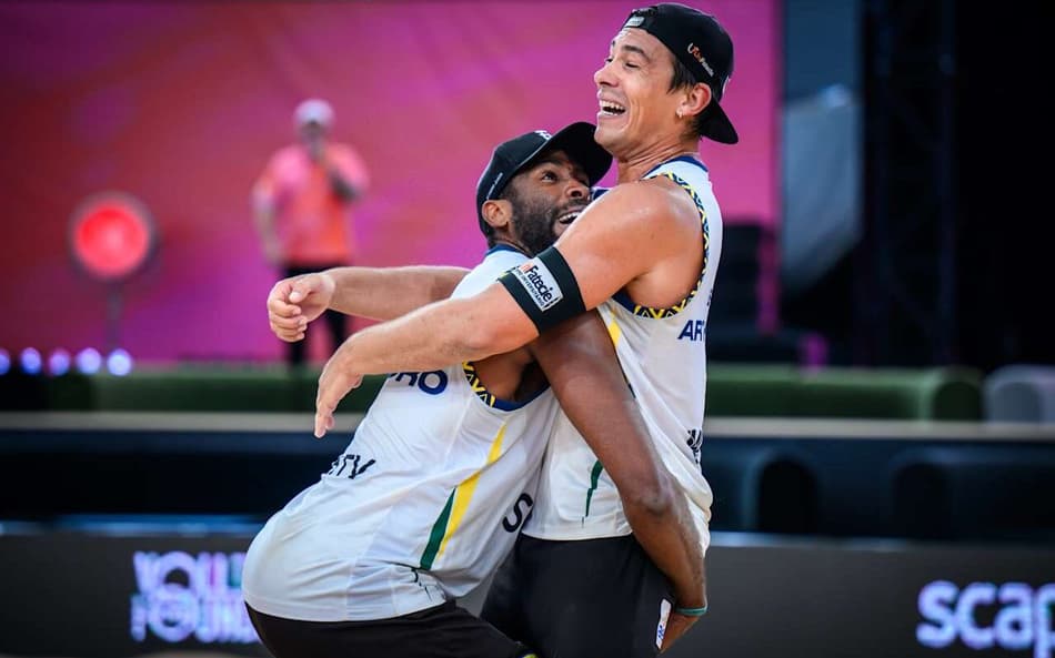 Evandro e Arthur Lanci nas quartas do Mundial de Vôlei de Praia (Foto: Volleyball World)