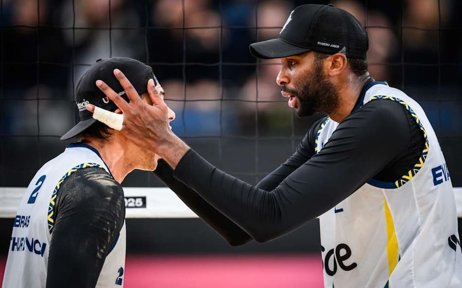 Evandro e Arthur Lanci se classificam para o mata-mata do Mundial de Vôlei de Praia (Foto: Voleyball World)