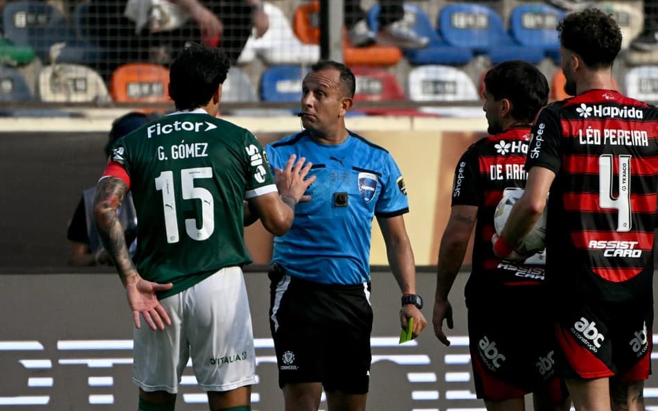 Árbitro Dario Herrera conversa com jogadores do Flamengo e do Palmeiras