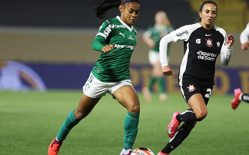 Tainá Maranhão conduz bola em Palmeiras x Corinthians, pelo Paulistão Feminino. (Foto: Fabio Menotti/Palmeiras/by Canon)
