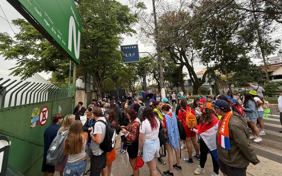 Filas intensas nos arredores de Interlagos para o treino livre do GP de São Paulo na F1 2025 (Foto: Beatriz Pinheiro/Lance!)
