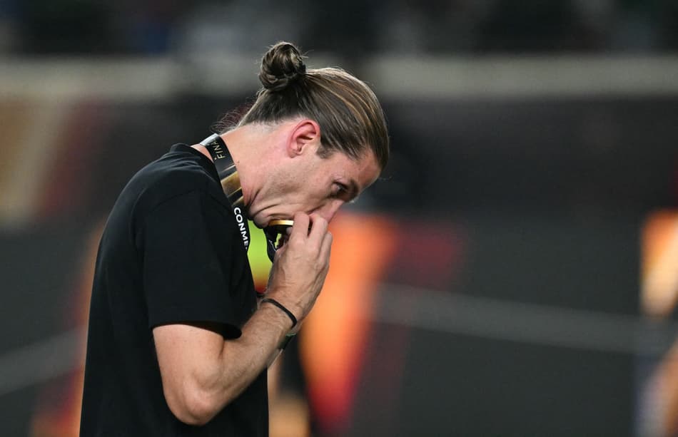 Filipe Luís, do Flamengo, beija medalha de campeão da Libertadores (Foto: Luis ACOSTA / AFP)