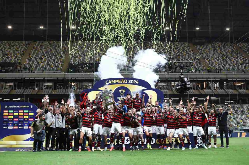 Flamengo levantando troféu da Copa do Brasil 2024 na Arena MRV (Foto: Marcelo Cortes/ Flamengo)