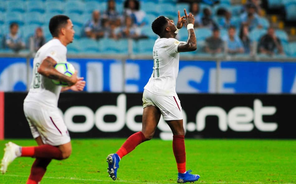 Yony González comemora gol pelo Fluminense na vitória sobre o Grêmio pelo Brasileirão de 2019.