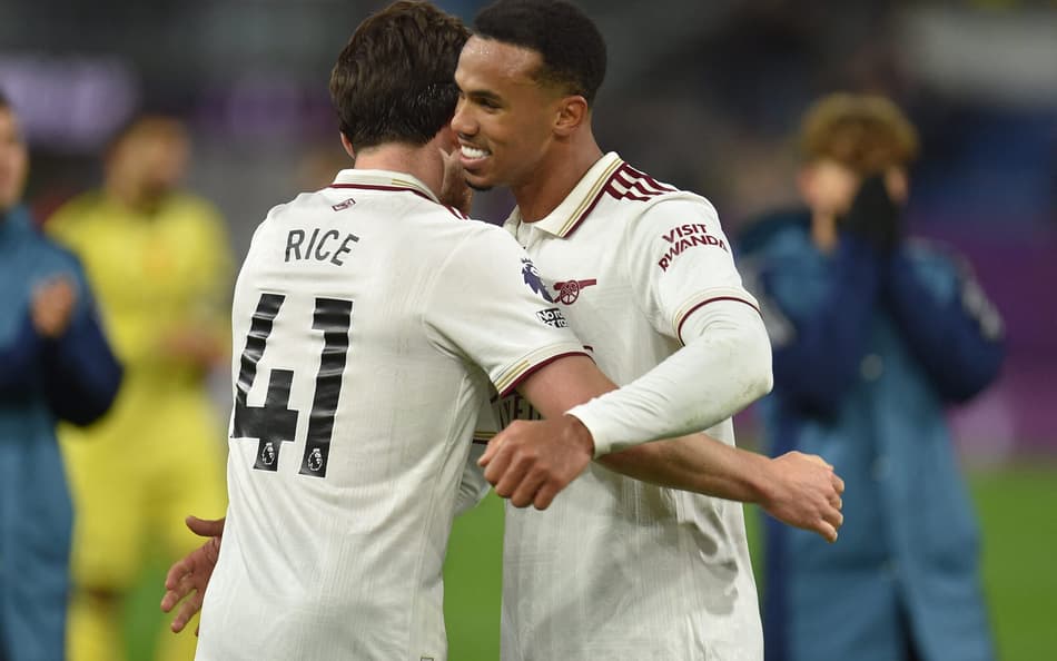 Gabriel Magalhães e Rice comemoram vitória do Arsenal sobre o Burnley, pela Premier League