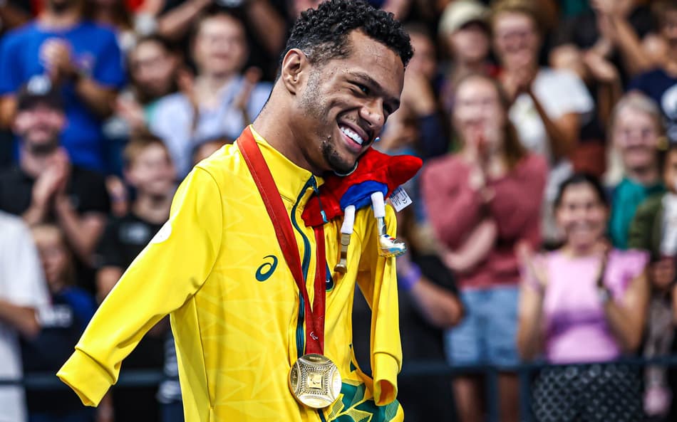 Gabrielzinho pousa para foto com medalha de ouro e mascote das Paralimpíadas (Foto: Wander Roberto/CPB)