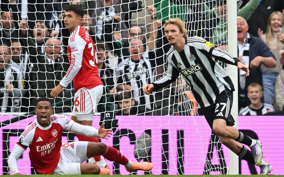 Nick Woltemade vence Gabriel Magalhães e marca gol na partida entre Newcastle e Arsenal pela Premier League (Foto: Andy Buchanan / AFP)