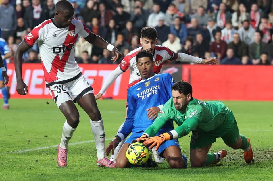 Goleiro do Rayo Vallecano defendendo o chute de Bellingham