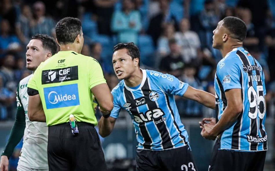 Ídolo do Palmeiras se revolta com a arbitragem contra o Grêmio: 'Absurdo'