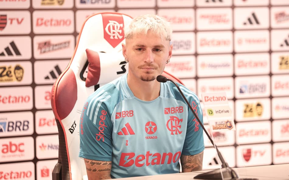 Guillermo Varela em entrevista coletiva no Ninho do Urubu (Foto: Gilvan de Souza / Flamengo)