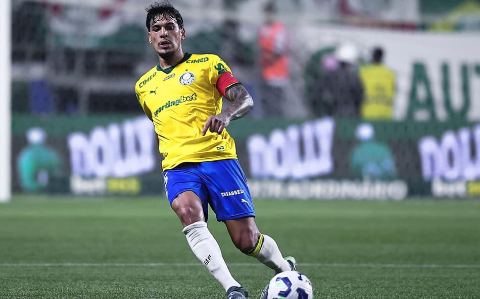 Gutavo Gomez em campo pelo Palmeiras contra o Fluminense