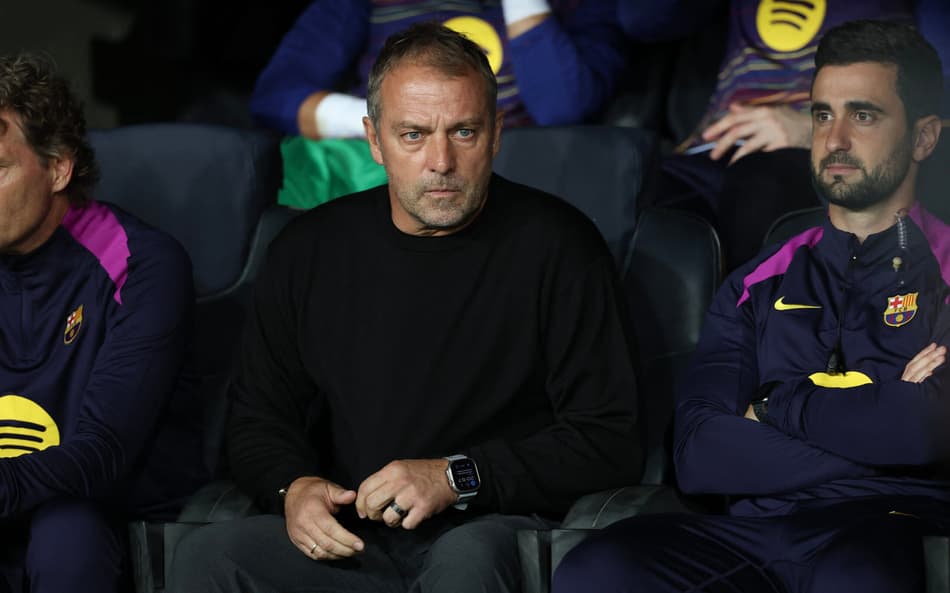 Hansi-Flick observa Barcelona x PSG, pela Champions League