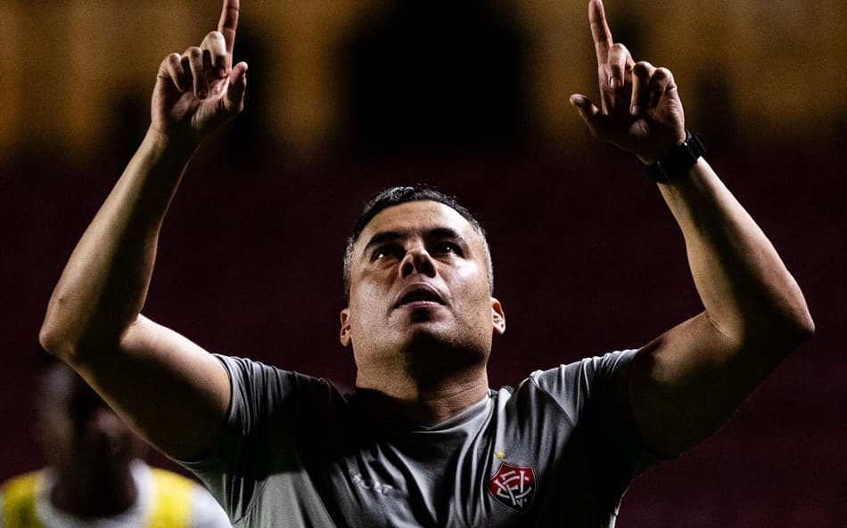 Jair Ventura, técnico do Vitória, em partida contra o Sport pelo Brasileirão (Foto: Rafael Vieira/Agif/Gazeta Press)