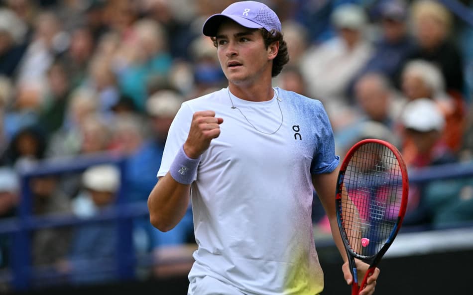 João Fonseca retoma a partida contra Taylor Fritz em Eastbourne (foto: Glyn KIRK / AFP)