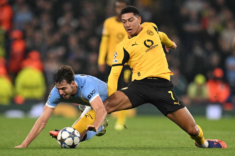 Jobe Bellingham em disputa no duelo contra o Manchester City