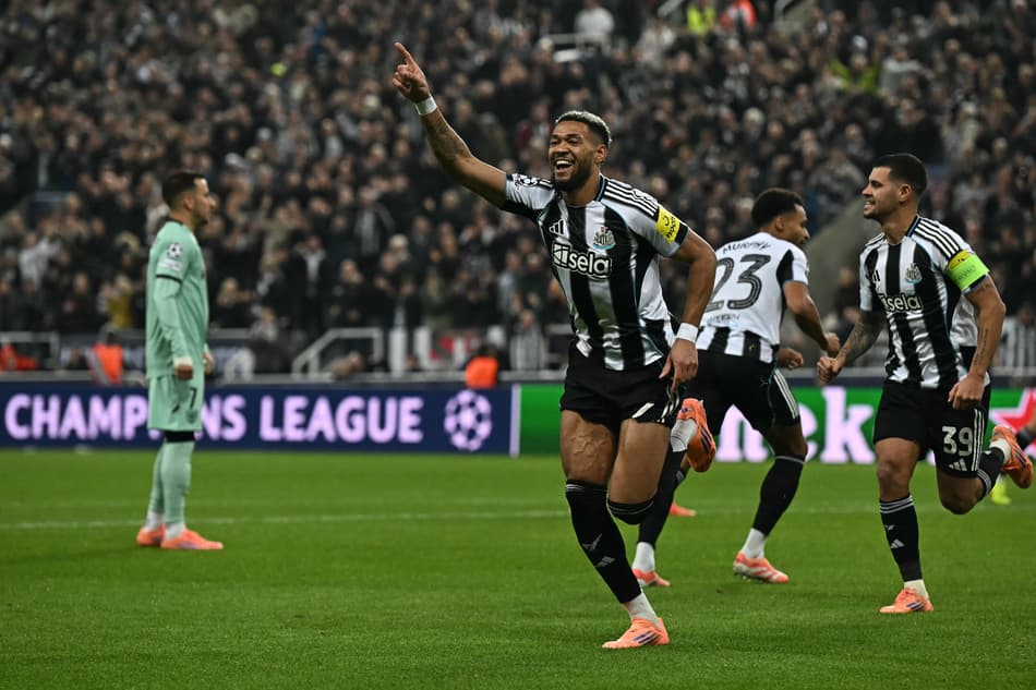 Joelinton comemorando o gol marcado contra o Athletic Bilbao (Foto: Paul Ellis/AFP)