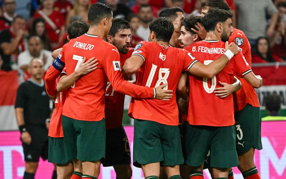 Jogadores de Portugal comemoram gol marcado sobre a Hungria, nas Eliminatórias