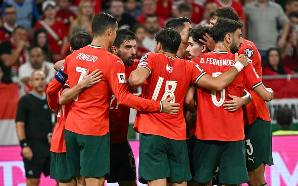 Jogadores de Portugal comemoram gol marcado sobre a Hungria, nas Eliminatórias