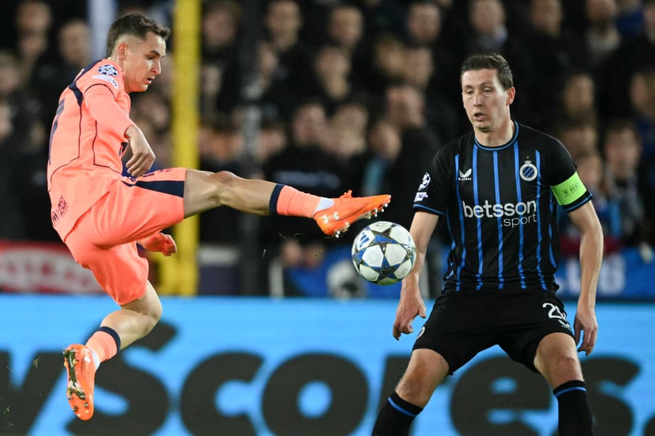 Jogadores do Brugge e Barcelona em disputa