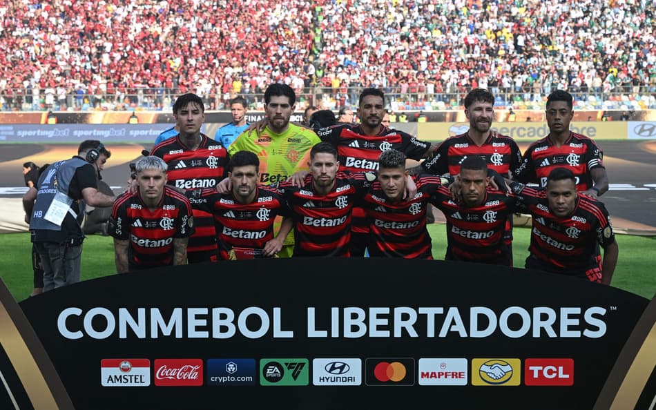 Jogadores do Flamengo perfilados antes de Palmeiras x Flamengo na final da Libertadores