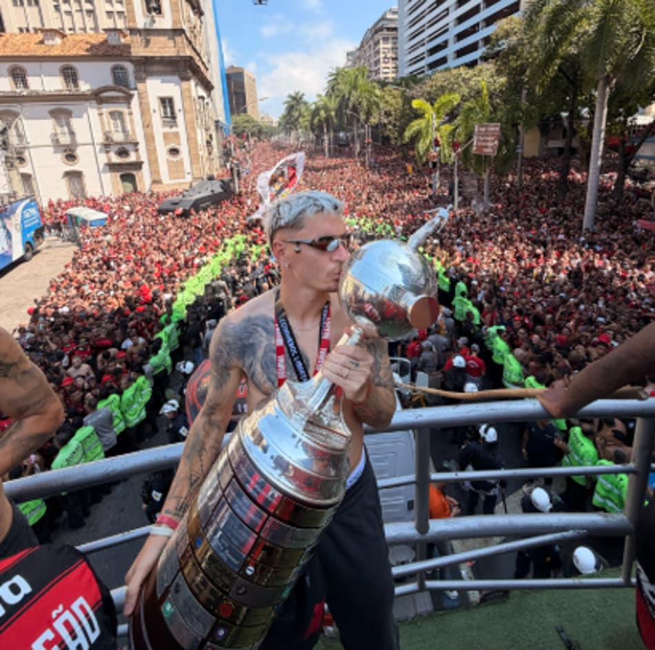 Jogadores do Flamengo curtem festa do título ao lado dos torcedores