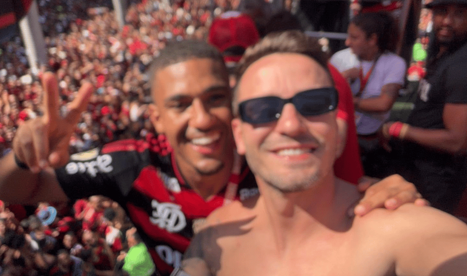 Jogadores do Flamengo curtem festa do título ao lado dos torcedores